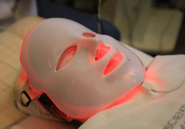 Get glowing skin with the best LED face mask in India
